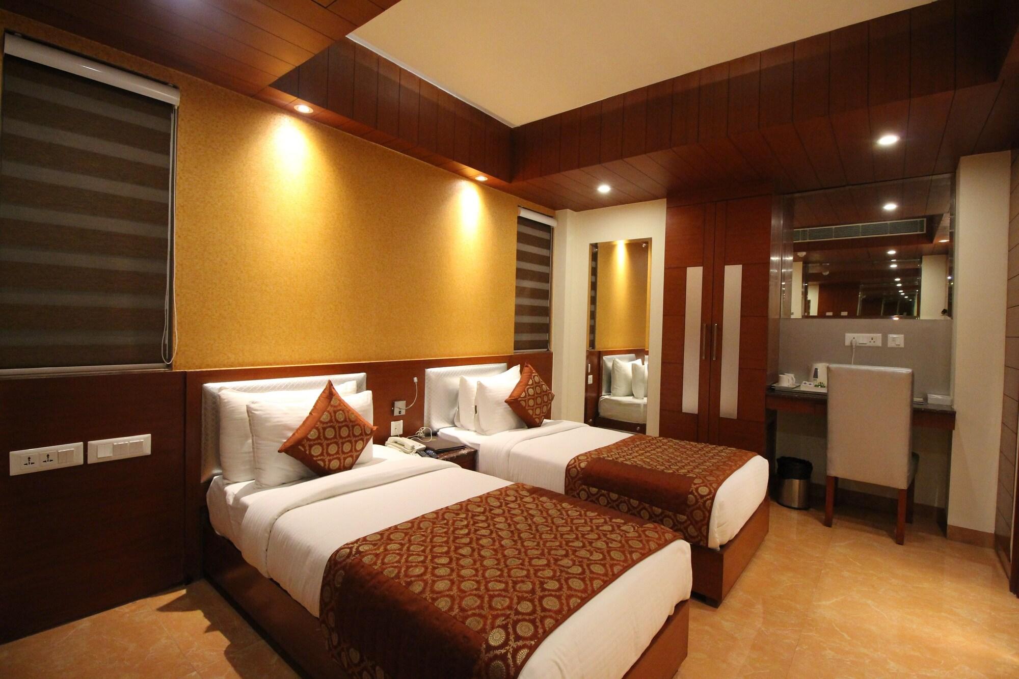 Hotel Golden Grand Delhi  Buitenkant foto