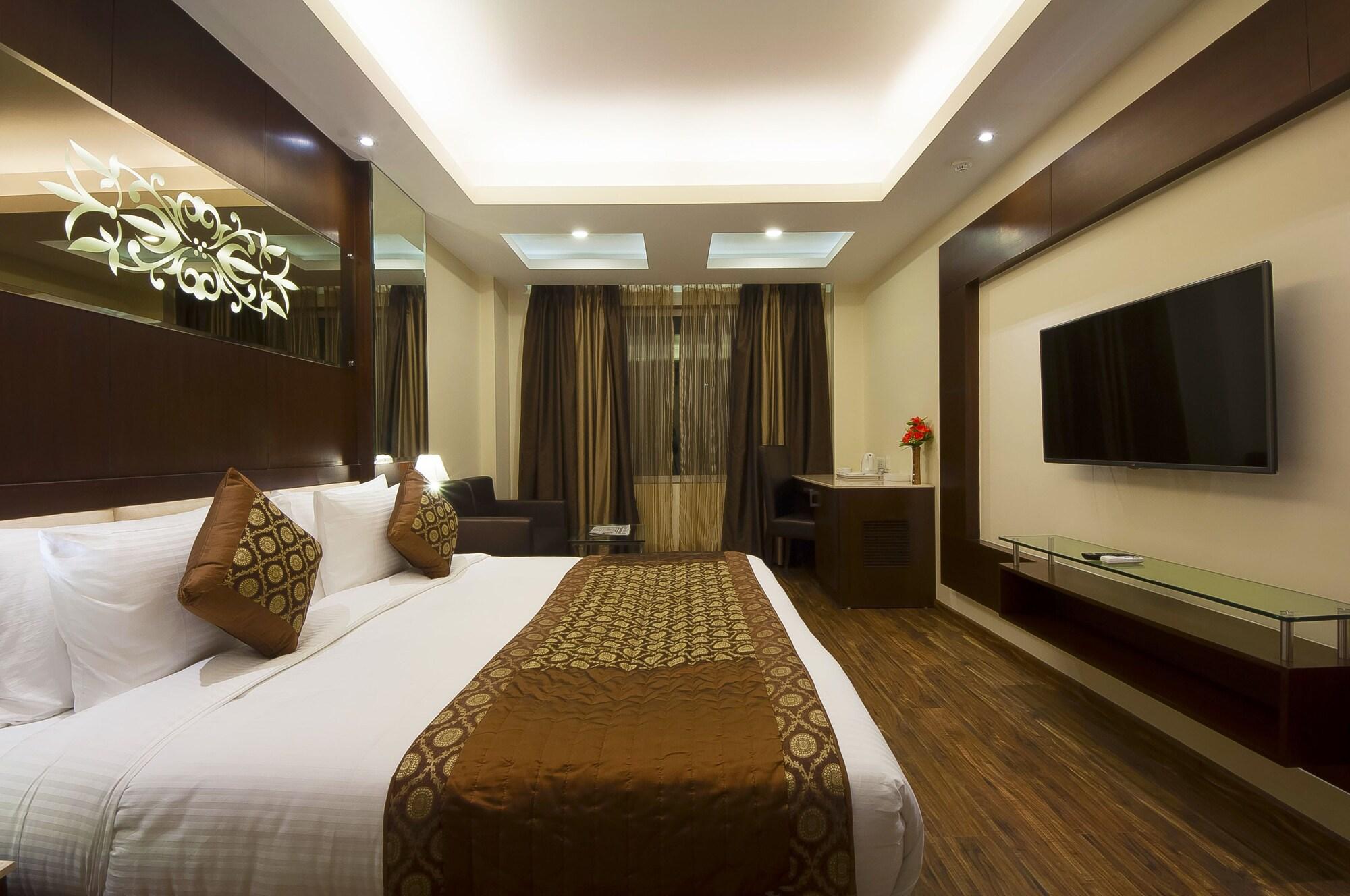 Hotel Golden Grand Delhi  Buitenkant foto