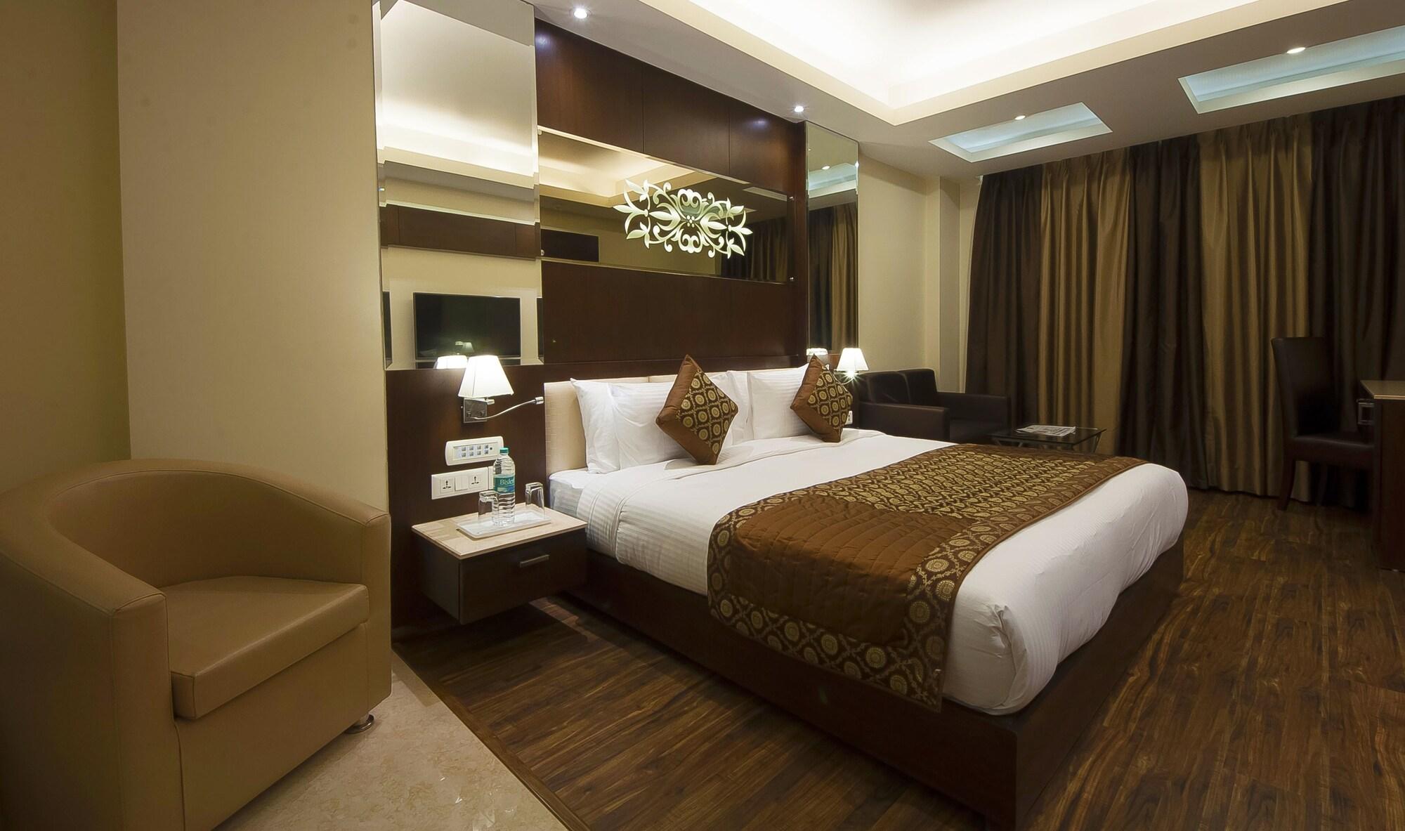 Hotel Golden Grand Delhi  Buitenkant foto