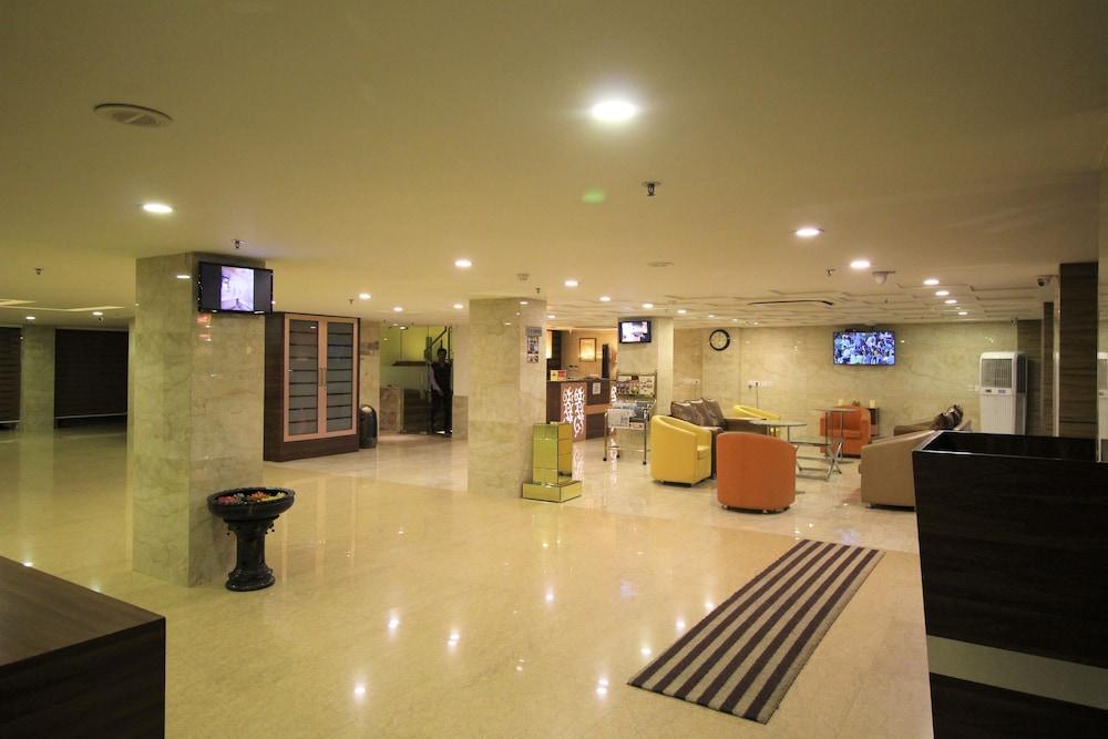 Hotel Golden Grand Delhi  Buitenkant foto