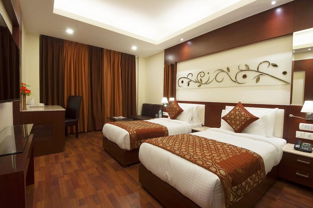 Hotel Golden Grand Delhi  Buitenkant foto