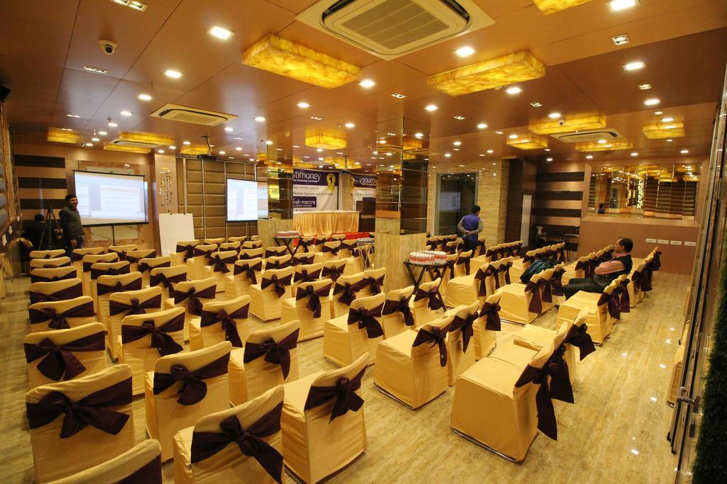 Hotel Golden Grand Delhi  Buitenkant foto