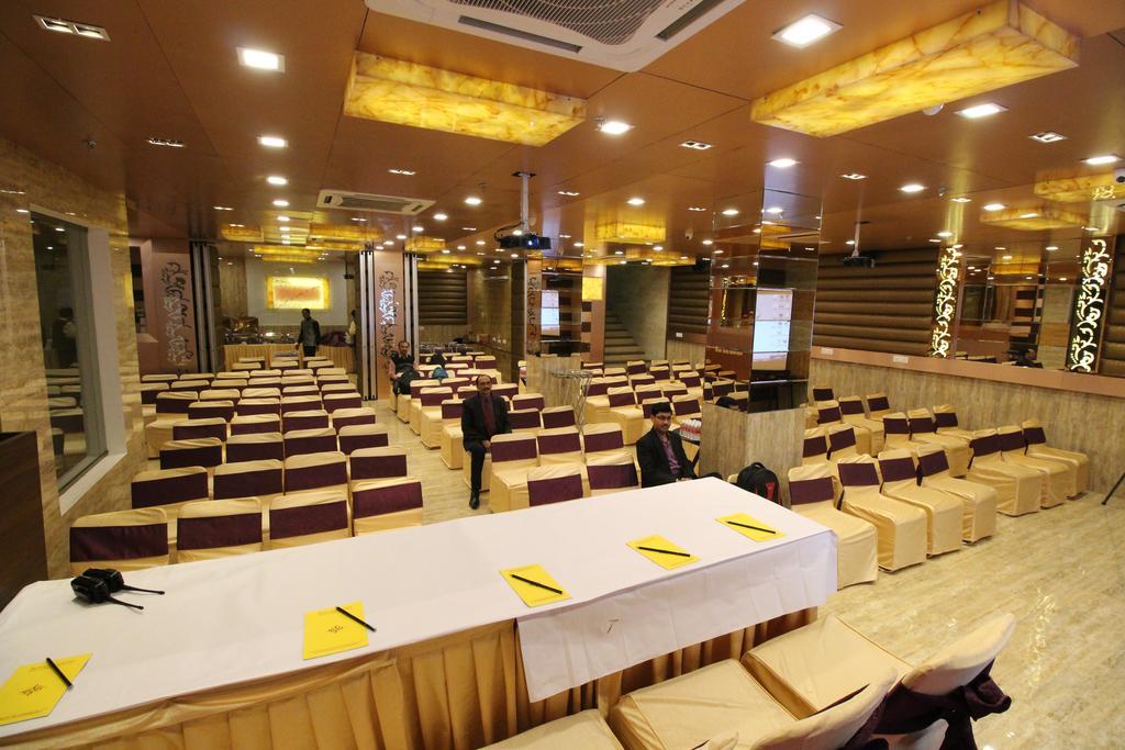 Hotel Golden Grand Delhi  Buitenkant foto
