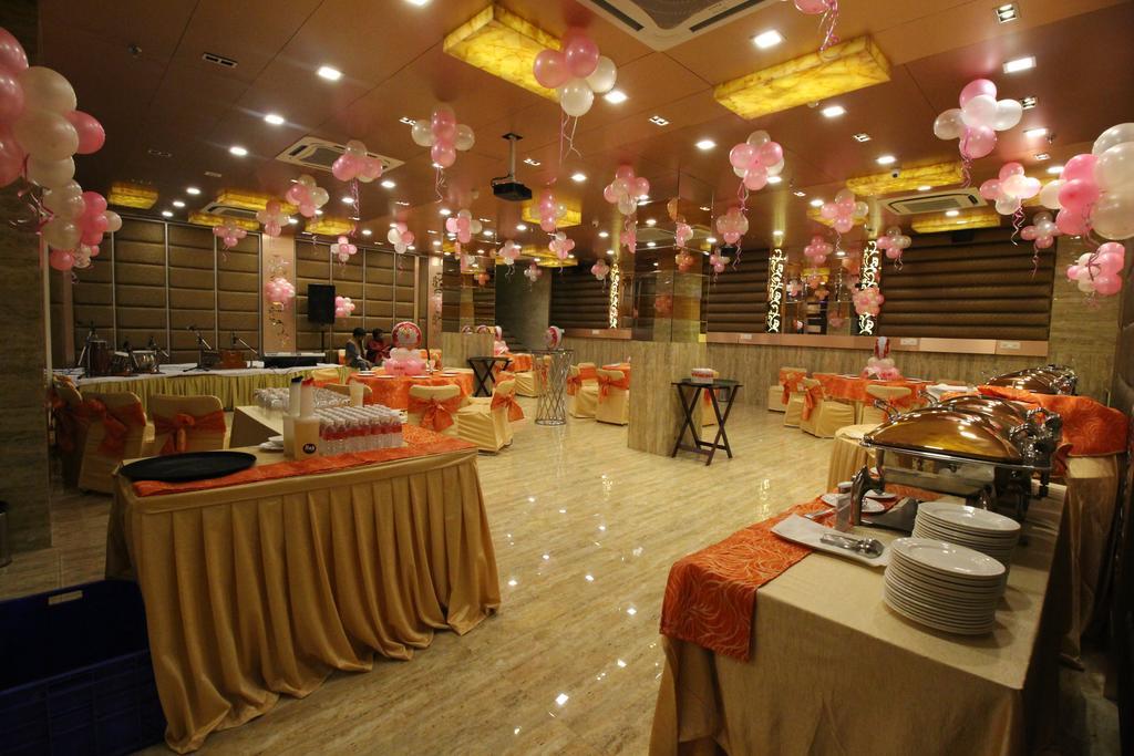 Hotel Golden Grand Delhi  Buitenkant foto