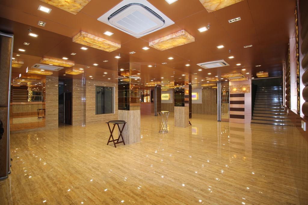 Hotel Golden Grand Delhi  Buitenkant foto