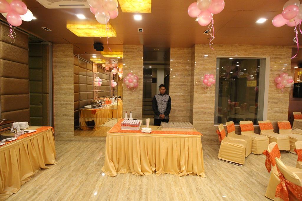 Hotel Golden Grand Delhi  Buitenkant foto