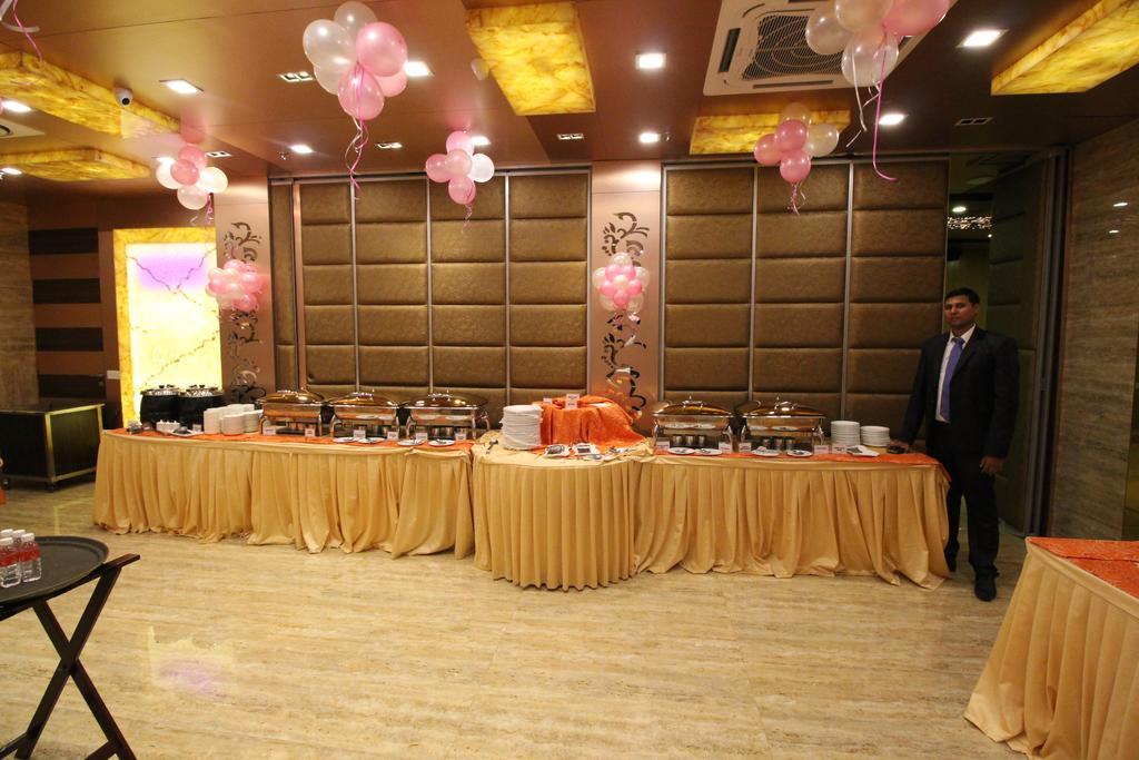 Hotel Golden Grand Delhi  Buitenkant foto