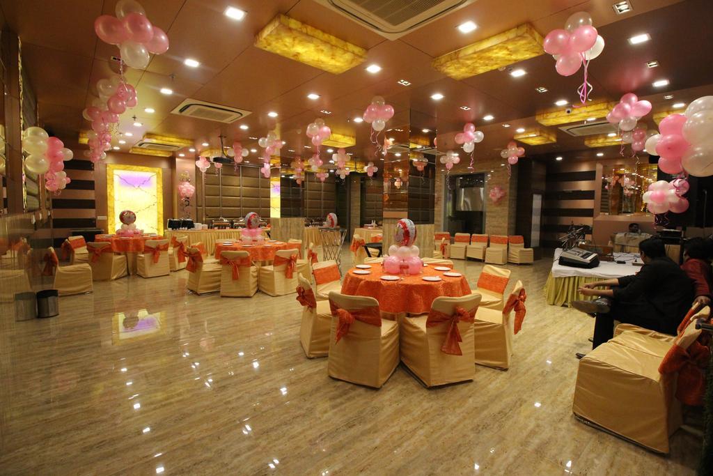 Hotel Golden Grand Delhi  Buitenkant foto