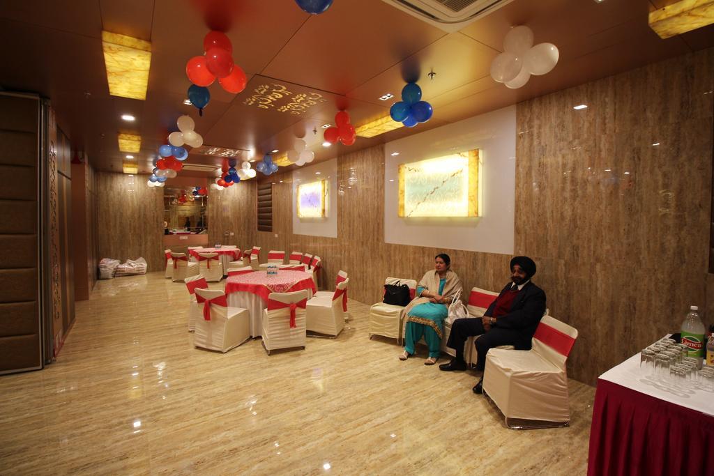 Hotel Golden Grand Delhi  Buitenkant foto