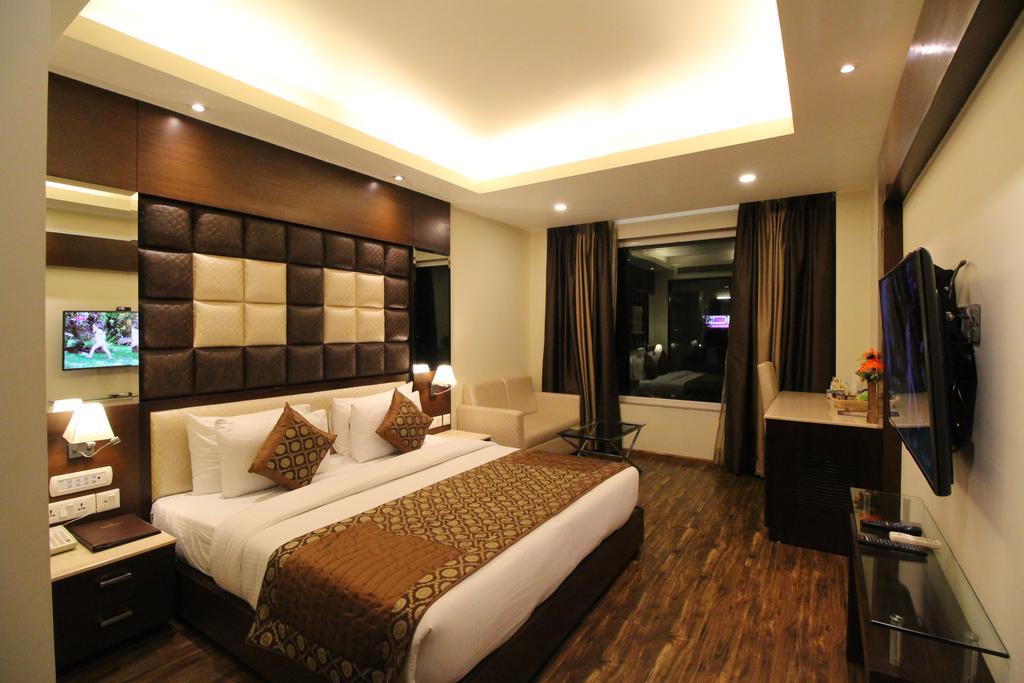Hotel Golden Grand Delhi  Buitenkant foto