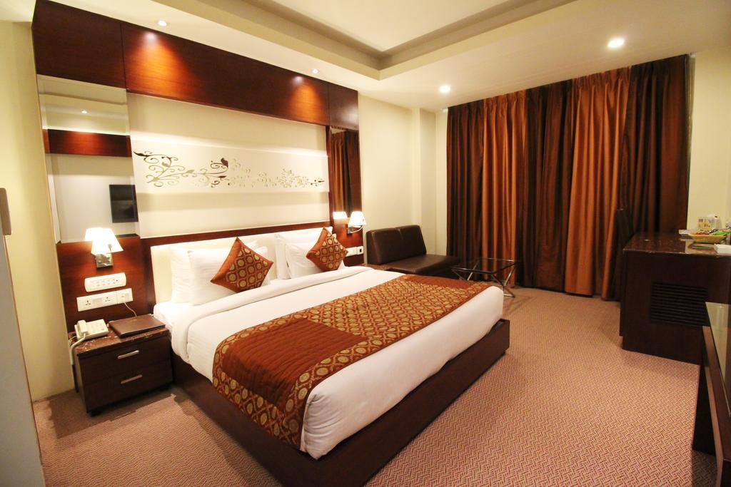 Hotel Golden Grand Delhi  Buitenkant foto
