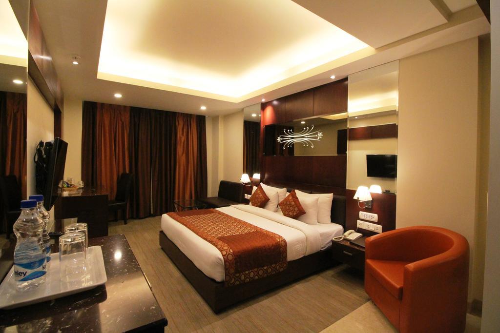 Hotel Golden Grand Delhi  Buitenkant foto