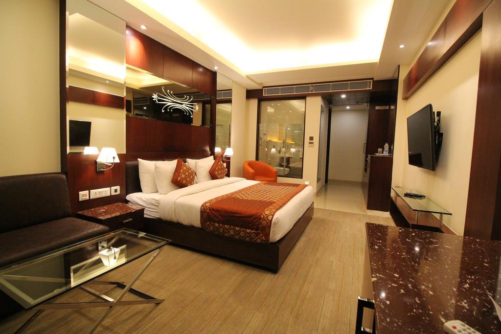 Hotel Golden Grand Delhi  Buitenkant foto