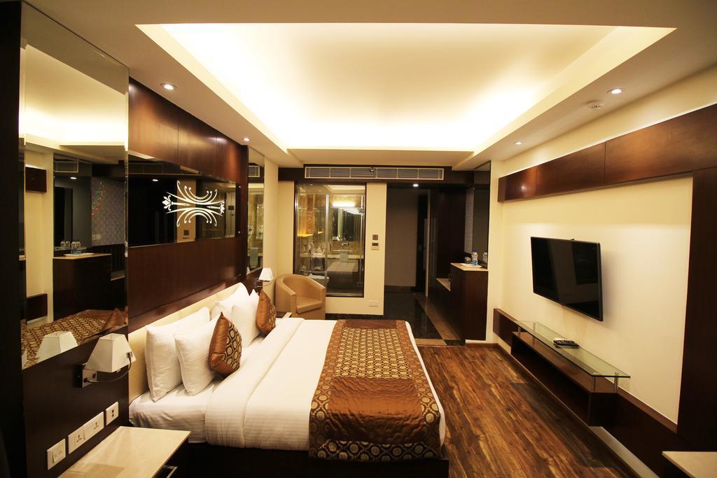 Hotel Golden Grand Delhi  Buitenkant foto