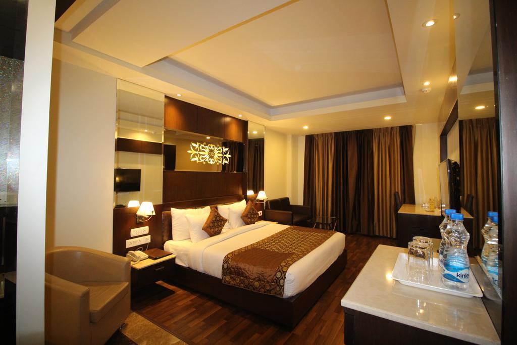Hotel Golden Grand Delhi  Buitenkant foto