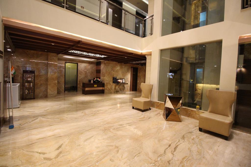 Hotel Golden Grand Delhi  Buitenkant foto