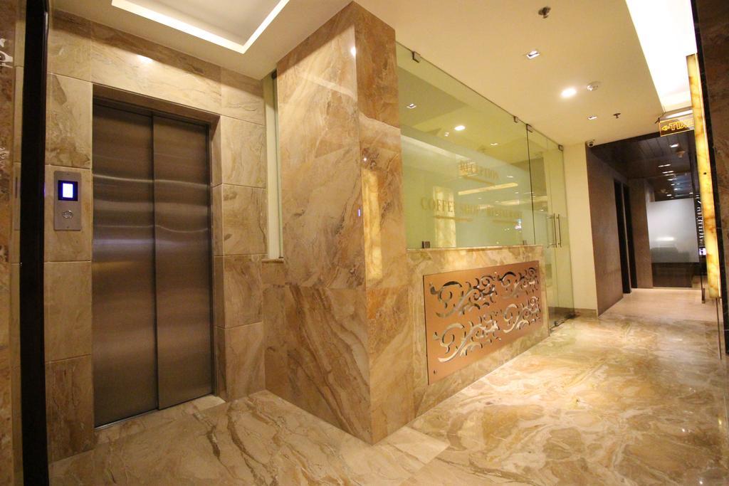 Hotel Golden Grand Delhi  Buitenkant foto
