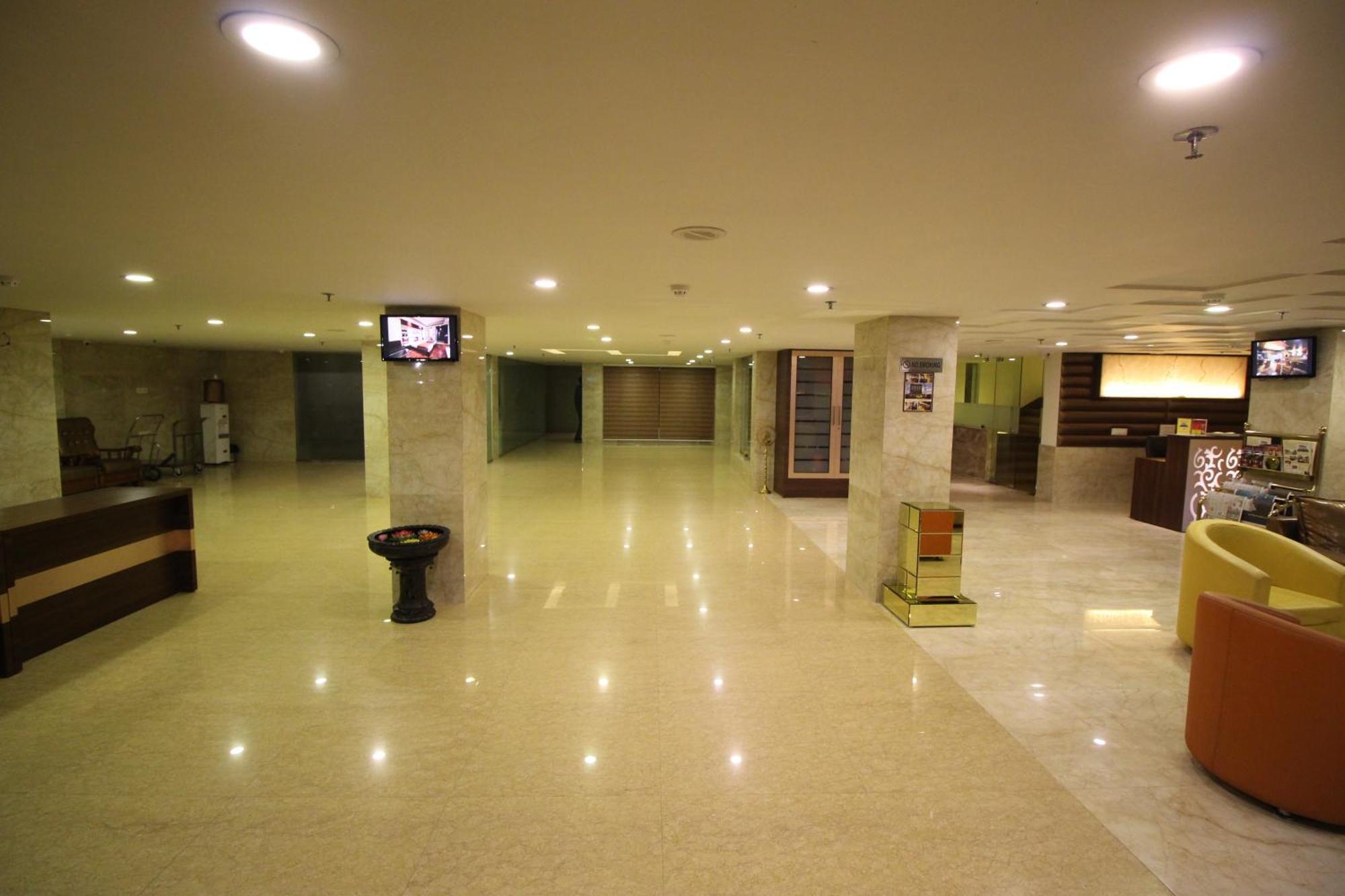Hotel Golden Grand Delhi  Buitenkant foto