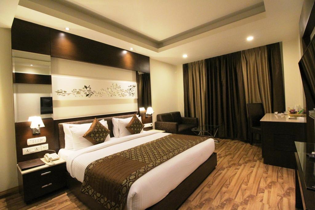 Hotel Golden Grand Delhi  Buitenkant foto