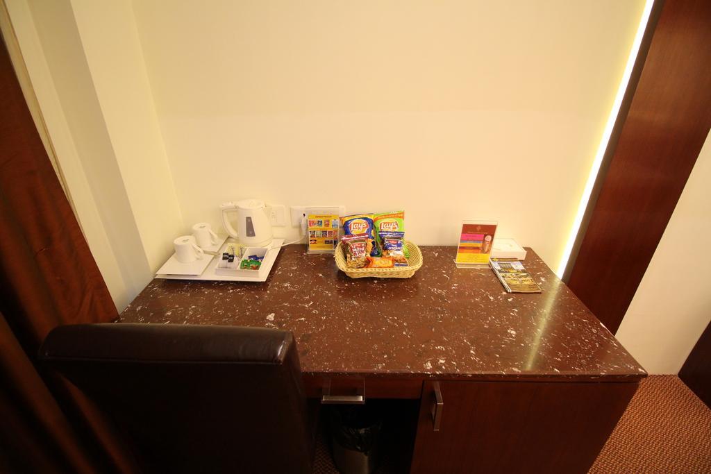 Hotel Golden Grand Delhi  Buitenkant foto